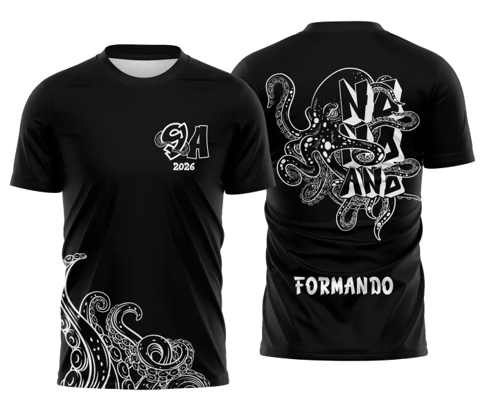 Camiseta unissex preta com logo no peito e estampa grande nas costas mostrando polvo em design estilizado para Nono Ano.