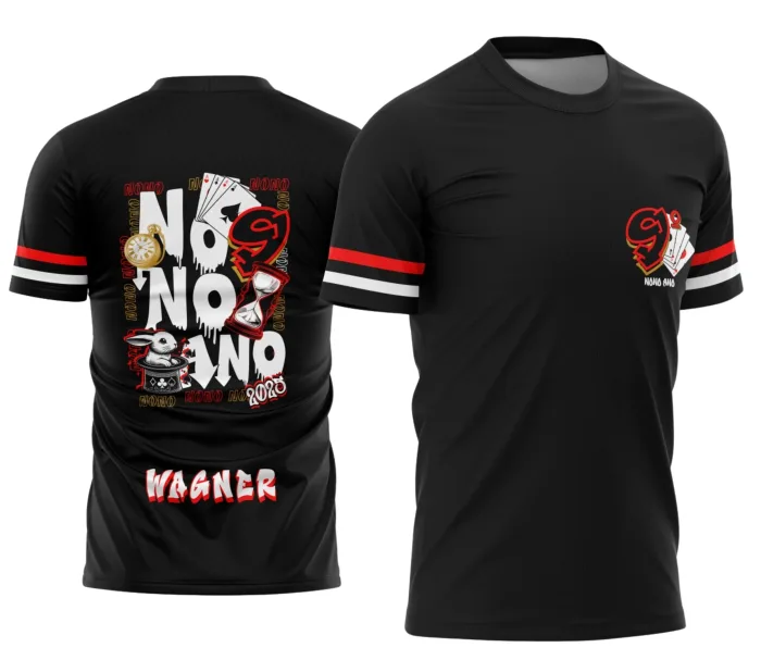 Camiseta unissex branca com logo no peito discreto e estampa grande nas costas com design de coelho e cartas celebrando formandos do nono ano.