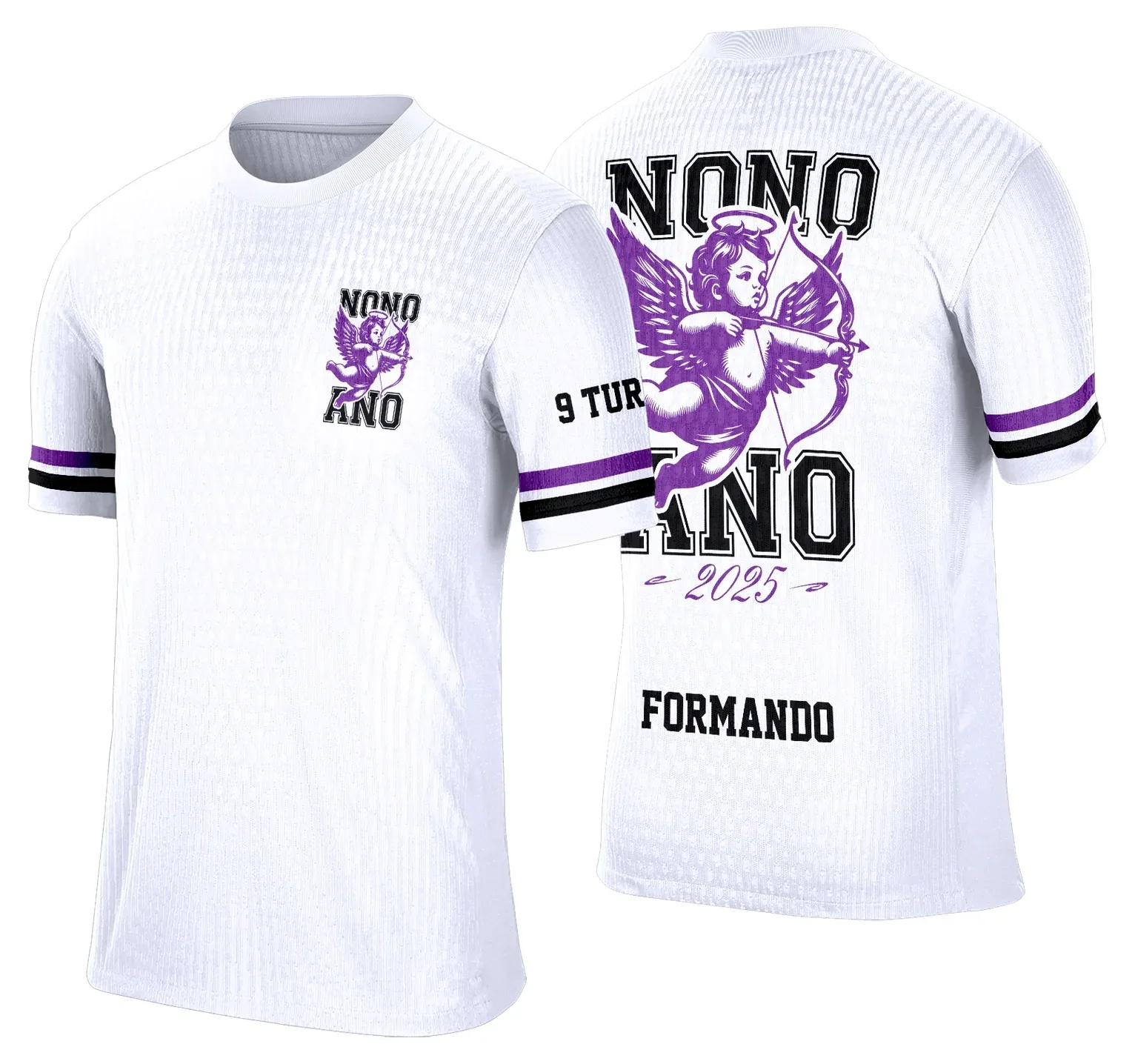 Camiseta unissex branca com logo no peito e estampa grande nas costas inspirada no tema Nono Ano Cupido, ideal para ocasiões especiais e eventos comemorativos.