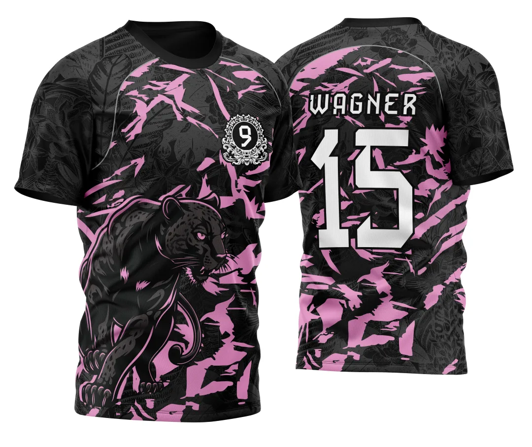 Camiseta unissex com cor base preta, logo no peito e estampa grande nas costas com tema Pantera para InterClasse Nono Ano 2026, modelo rosa vibrante e moderna.