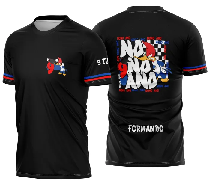 Camiseta unissex preta com logo no peito e estampa grande nas costas mostrando Pica-Pau em clima de nona série, perfeita para fãs e estudantes que querem estilo e diversão.